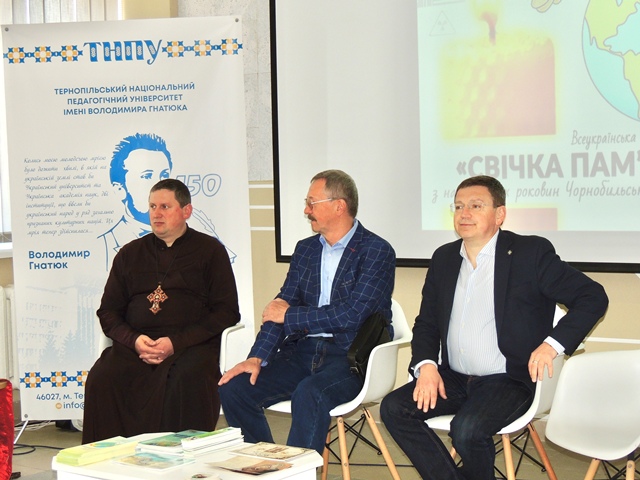 Учасники заходу ректор проф. Буяк Б.Б., ліквідатор наслідків аварії на ЧАЕС Чорторинський В. Ю. , о. Василь Шафран.